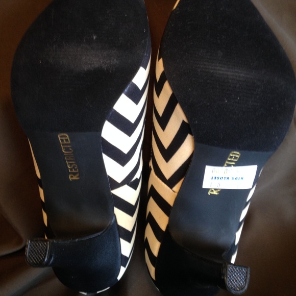 Restricted Chevron Pump - Picture 2 of 3